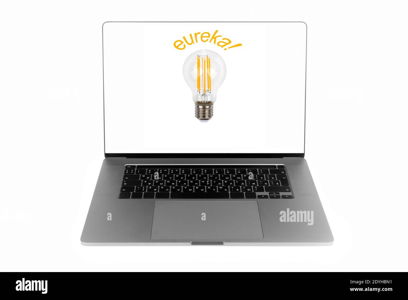 Lampada e scritta Eureka sul display del computer portatile, il concetto di intuizione improvvisa Foto Stock