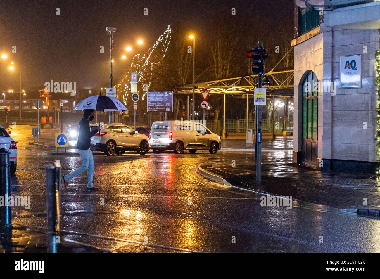 Limerick, Irlanda. 26 Dicembre 2020. La tempesta Bella ha colpito duramente Limerick questa sera con venti di forza gale e pioggia torrenziale. Met Éireann ha emesso un avviso di stato giallo vento che è in vigore per tutta l'Irlanda fino alle 6 di domani mattina. Credit: AG News/Alamy Live News Foto Stock