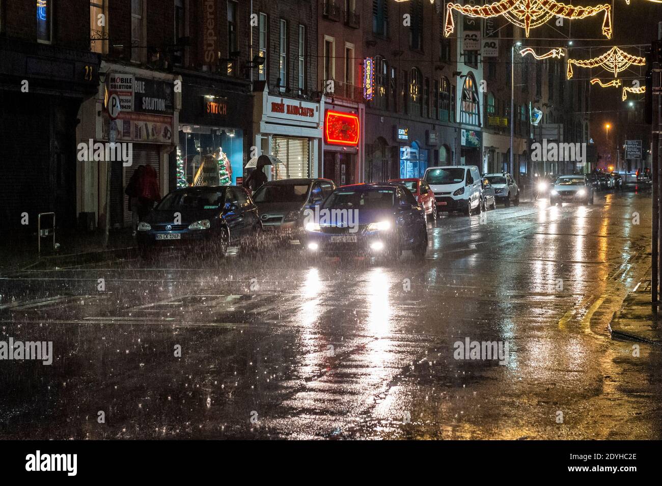 Limerick, Irlanda. 26 Dicembre 2020. La tempesta Bella ha colpito duramente Limerick questa sera con venti di forza gale e pioggia torrenziale. Met Éireann ha emesso un avviso di stato giallo vento che è in vigore per tutta l'Irlanda fino alle 6 di domani mattina. Credit: AG News/Alamy Live News Foto Stock