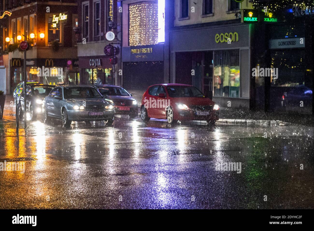 Limerick, Irlanda. 26 Dicembre 2020. La tempesta Bella ha colpito duramente Limerick questa sera con venti di forza gale e pioggia torrenziale. Met Éireann ha emesso un avviso di stato giallo vento che è in vigore per tutta l'Irlanda fino alle 6 di domani mattina. Credit: AG News/Alamy Live News Foto Stock