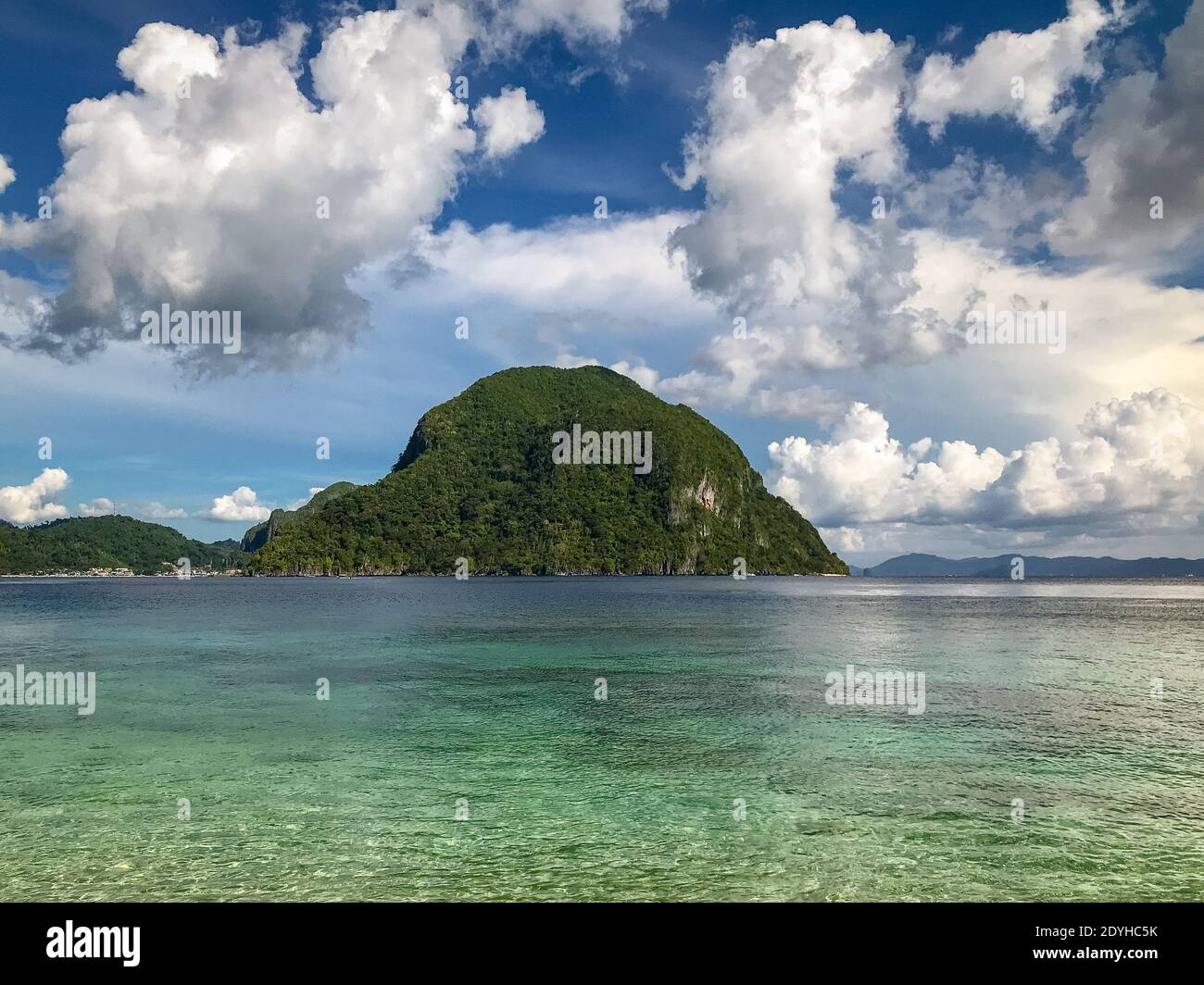 Splendida vista sulla piccola isola di Dilumacad con il mare tropicale, vicino a El Nido, Palawan, Filippine Foto Stock
