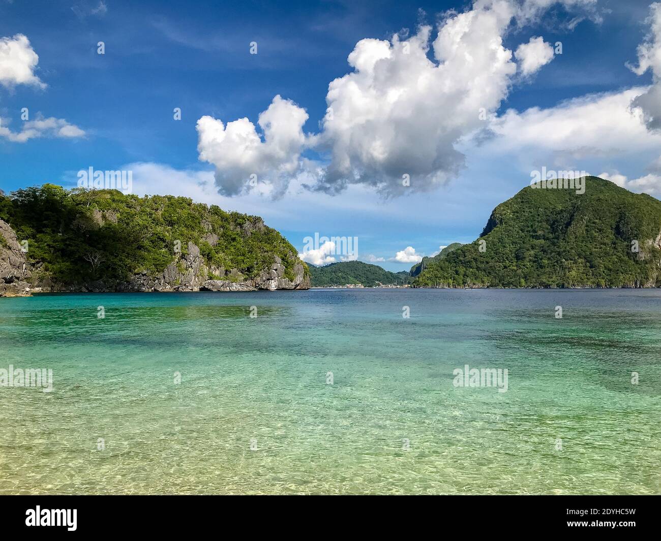 Meraviglioso mare tropicale dell'isola di Cadlao vicino El Nido, Palawan, Filippine Foto Stock