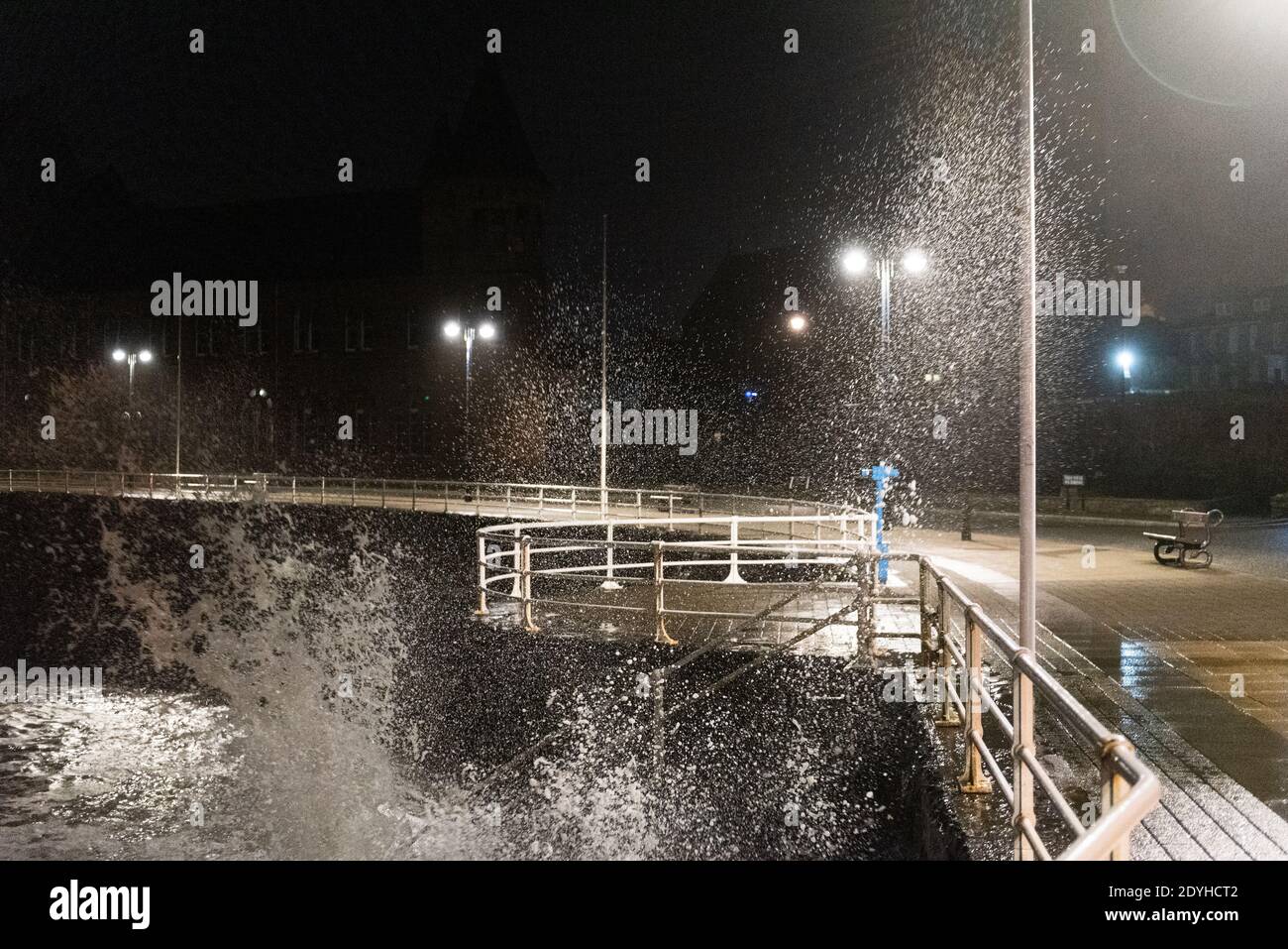 Storm Bella si schianta contro la passeggiata di Aberystwyth durante una stretta alta 4.2 metri la sera del giorno di Santo Stefano. Foto Stock