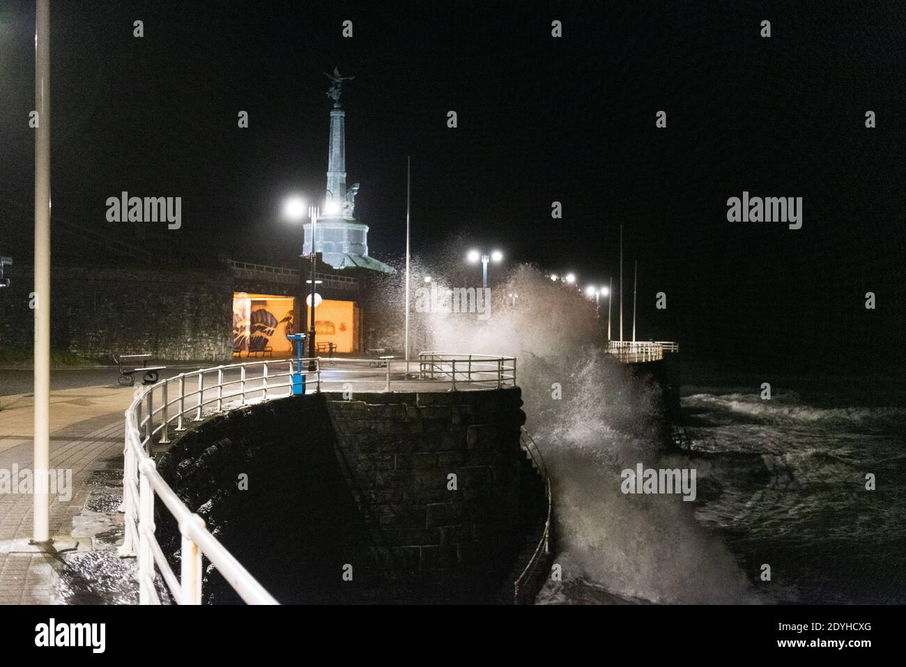 Storm Bella si schianta contro la passeggiata di Aberystwyth durante una stretta alta 4.2 metri la sera del giorno di Santo Stefano. Foto Stock