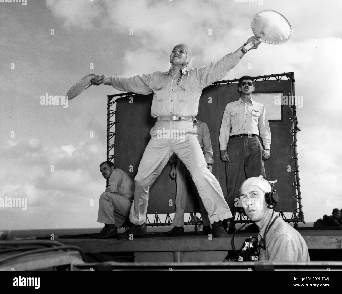 Landing Signal Officer a bordo della USS Enterprise (CV-6), 13 marzo 1945 (80-G-319008). Foto Stock