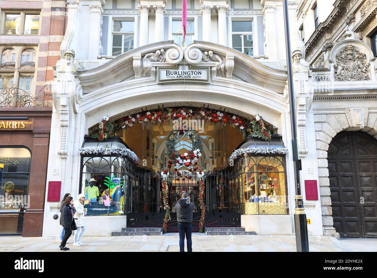 Burlington Arcade su Piccadilly, a Natale 2020, chiuso sotto le restrizioni Tier 4 del coronavirus, a Londra, Regno Unito Foto Stock