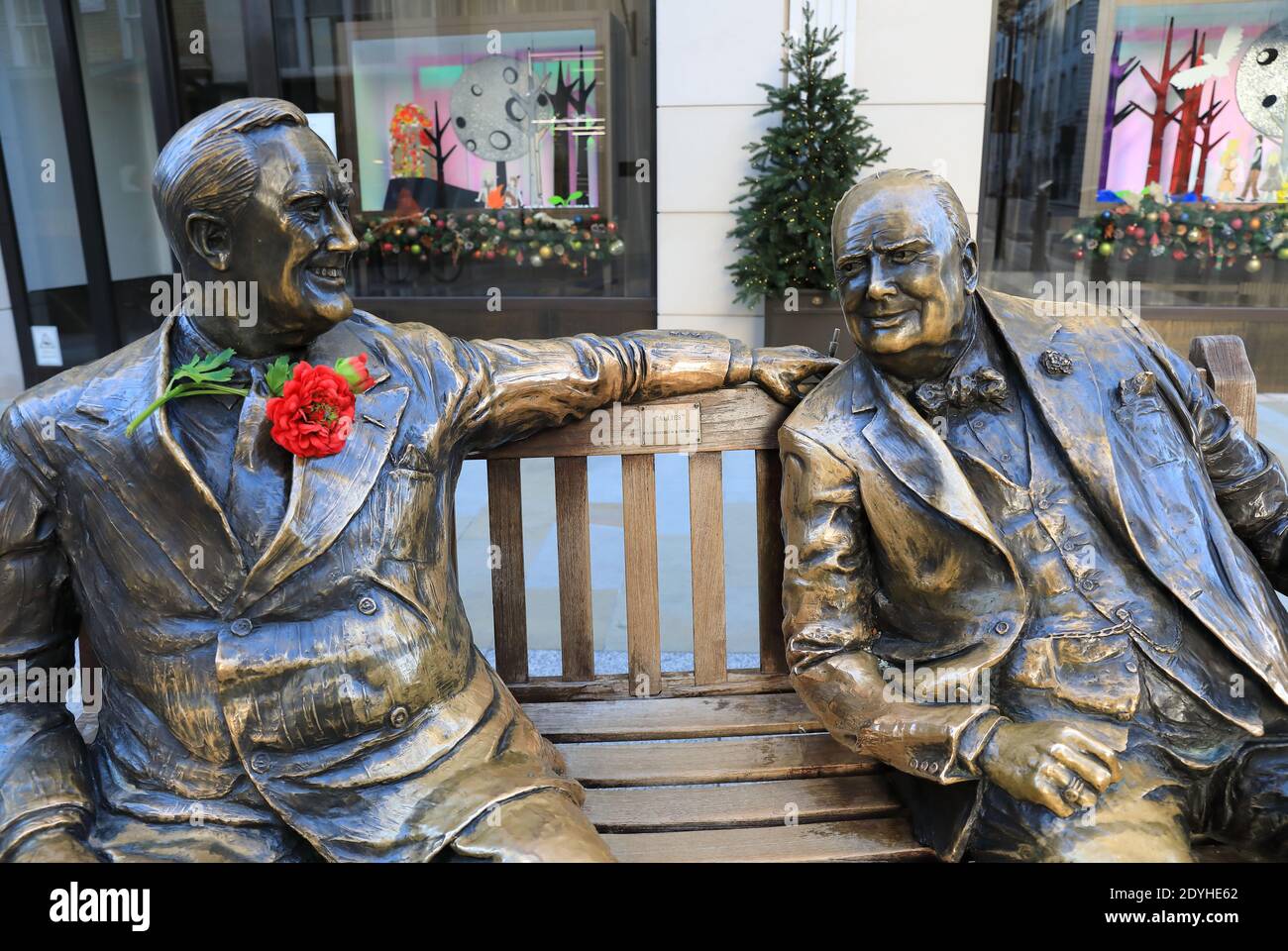 Statue di bronzo degli 'Alleati', in tempo di guerra PM Winston Churchill e il presidente Roosevelt, svelate dalla principessa Margaret il 2 maggio 1995, per commemorare 50 anni di pace, su New Bond Street a Mayfair, Londra, Regno Unito Foto Stock