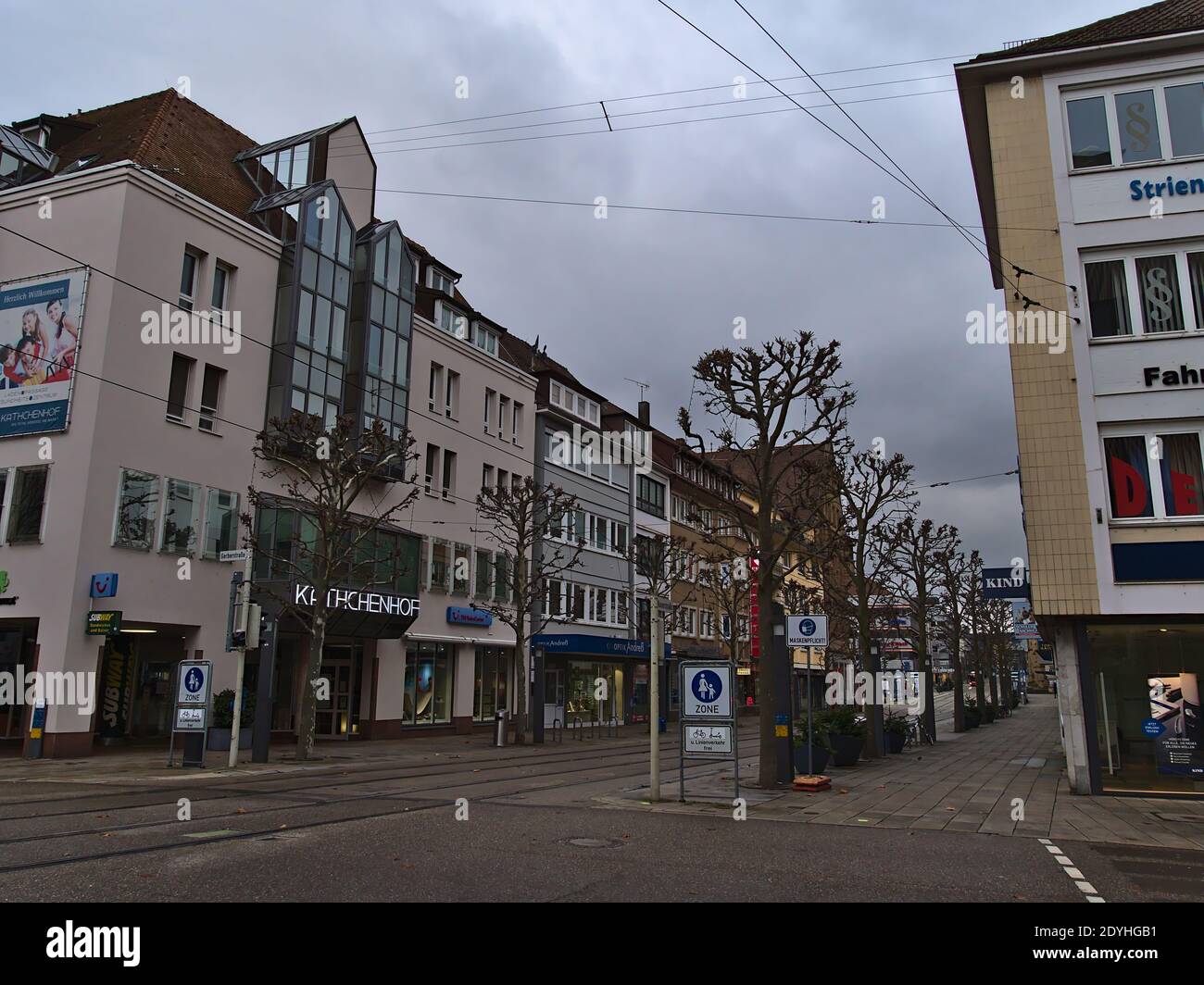 La strada dello shopping e la zona pedonale sono deserte e si trovano nel centro Kaiserstraße durante la chiusura a chiave del Covid-19 con negozi chiusi. Testo : è obbligatorio indossare la maschera facciale. Foto Stock