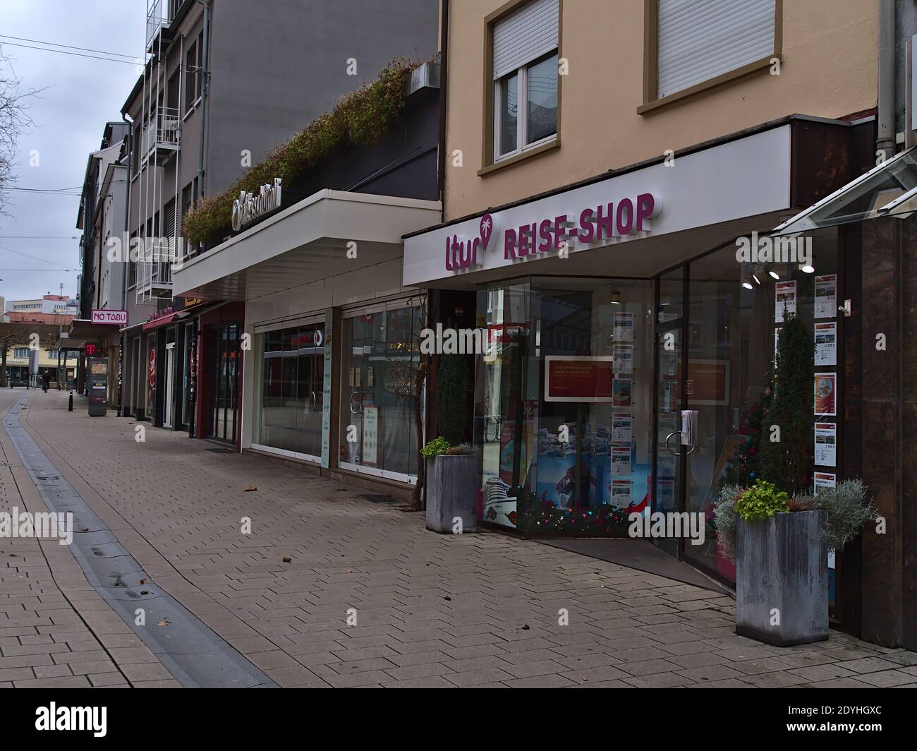Agenzia di viaggi chiusa ltur in zona pedonale e via dello shopping Sülmerstraße nel centro della città durante la chiusura Covid-19 con marchio e logo viola. Foto Stock