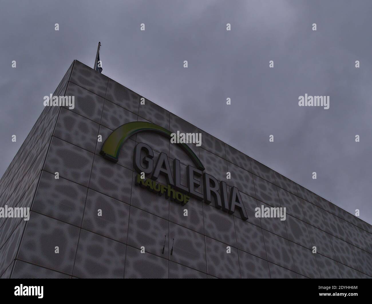 Facciata a motivi con puntini neri del ramo del grande magazzino Galeria Kaufhof, ora parte di Karstadt, nel centro della città con logo aziendale di colore verde. Foto Stock