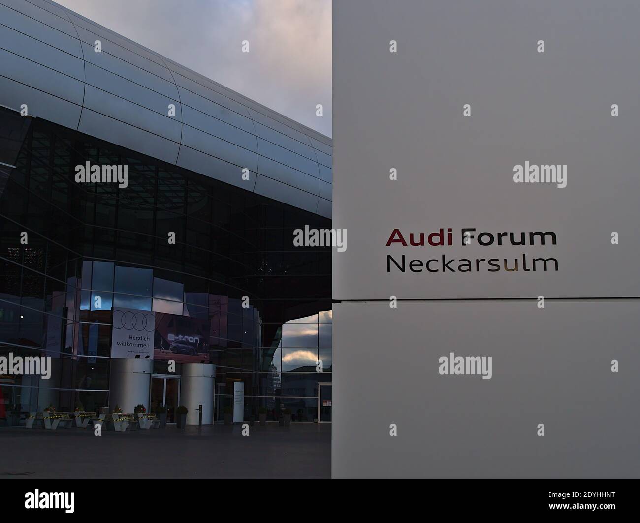 Cartello di fronte all'ingresso principale del futuristico Audi Forum Neckarsulm gestito dal produttore automobilistico Audi, parte di VW Group. Foto Stock
