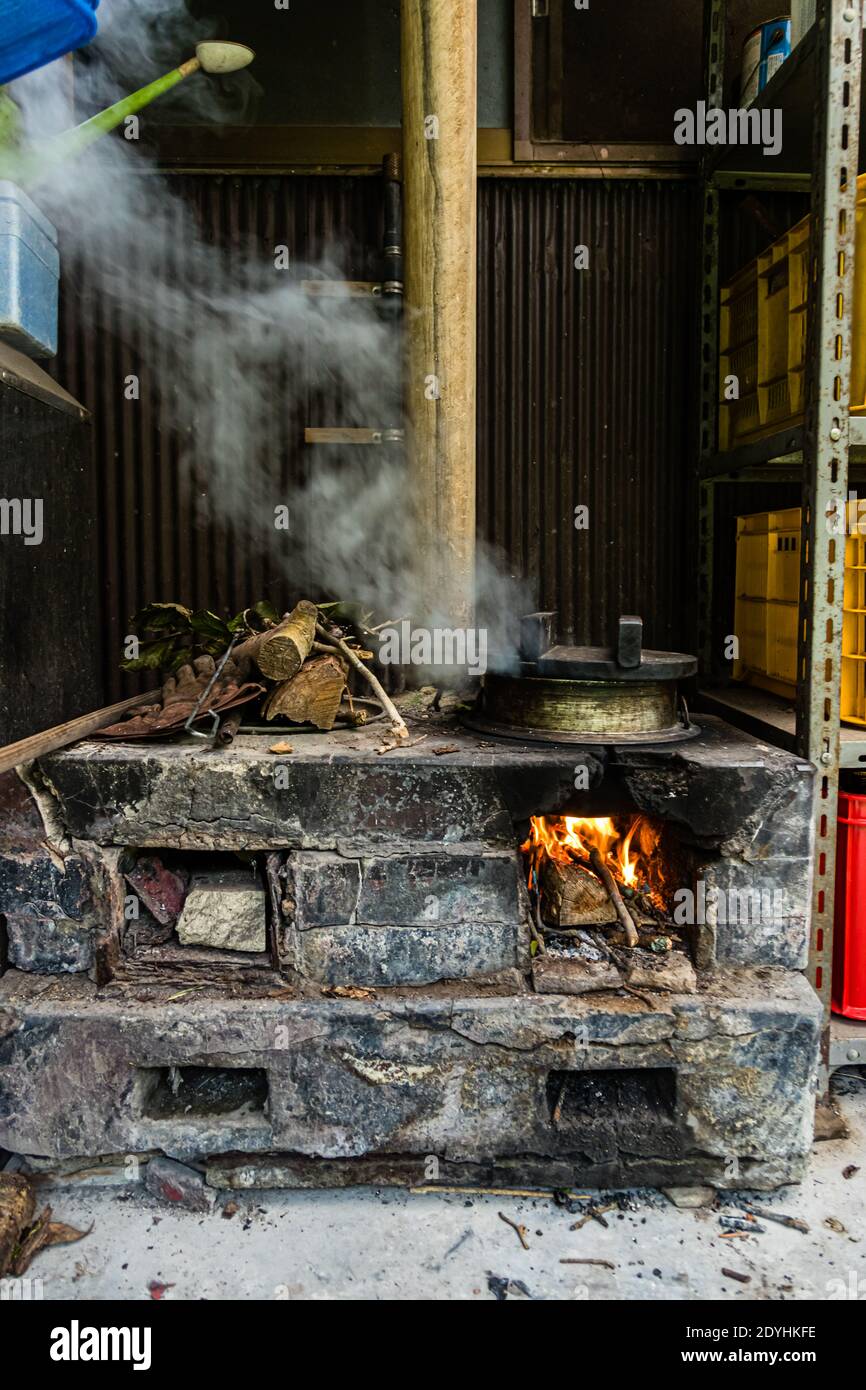 Cucina tradizionale di riso giapponese su fuoco aperto di Atsuko Kato Foto Stock