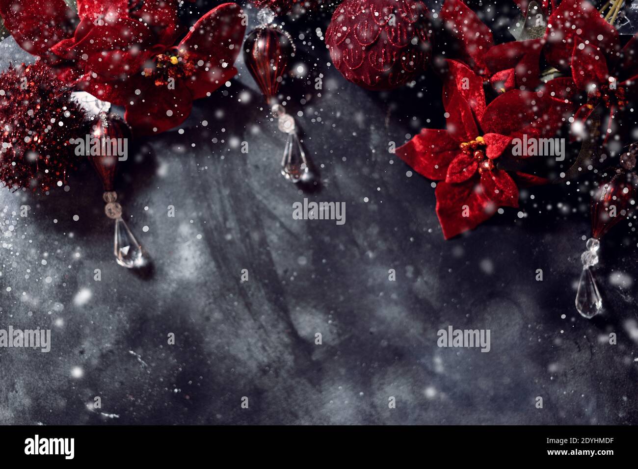 Vista dall'alto natale festivo sfondo nero bordo e rosso decorazione effetto neve. Foto Stock