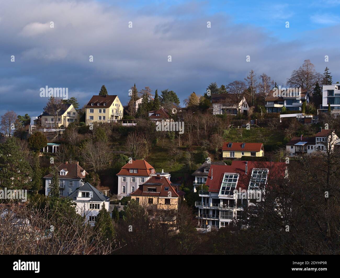 Edifici residenziali su un pendio nel distretto di Bopser, che è una delle zone residenziali più richieste a Stoccarda, in Germania, durante la giornata invernale nuvolosa. Foto Stock