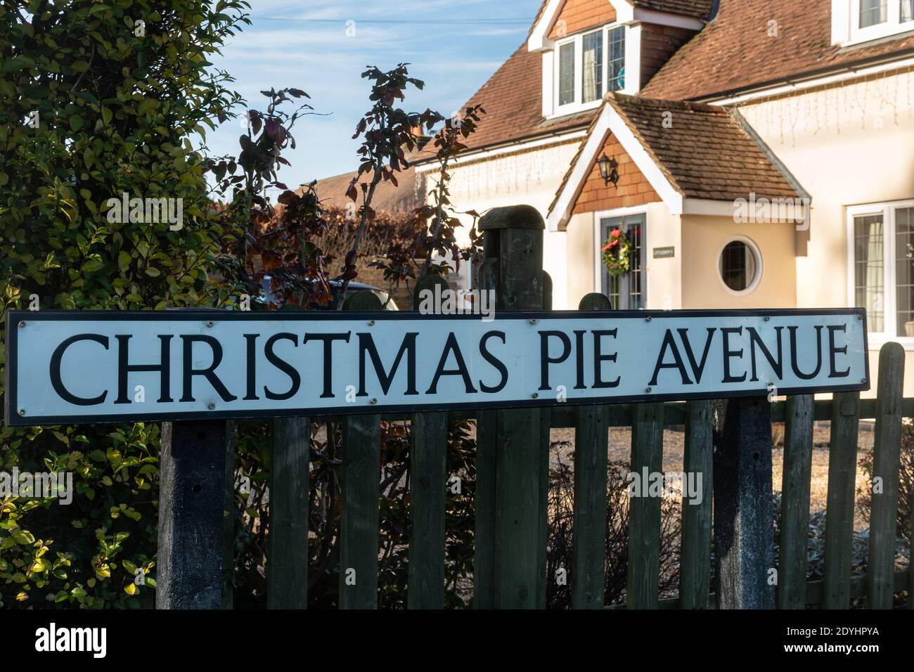 Cartello stradale Christmas Pie Avenue a Surrey, nome della strada con tema festivo, Regno Unito. Nomi insoliti delle strade Foto Stock