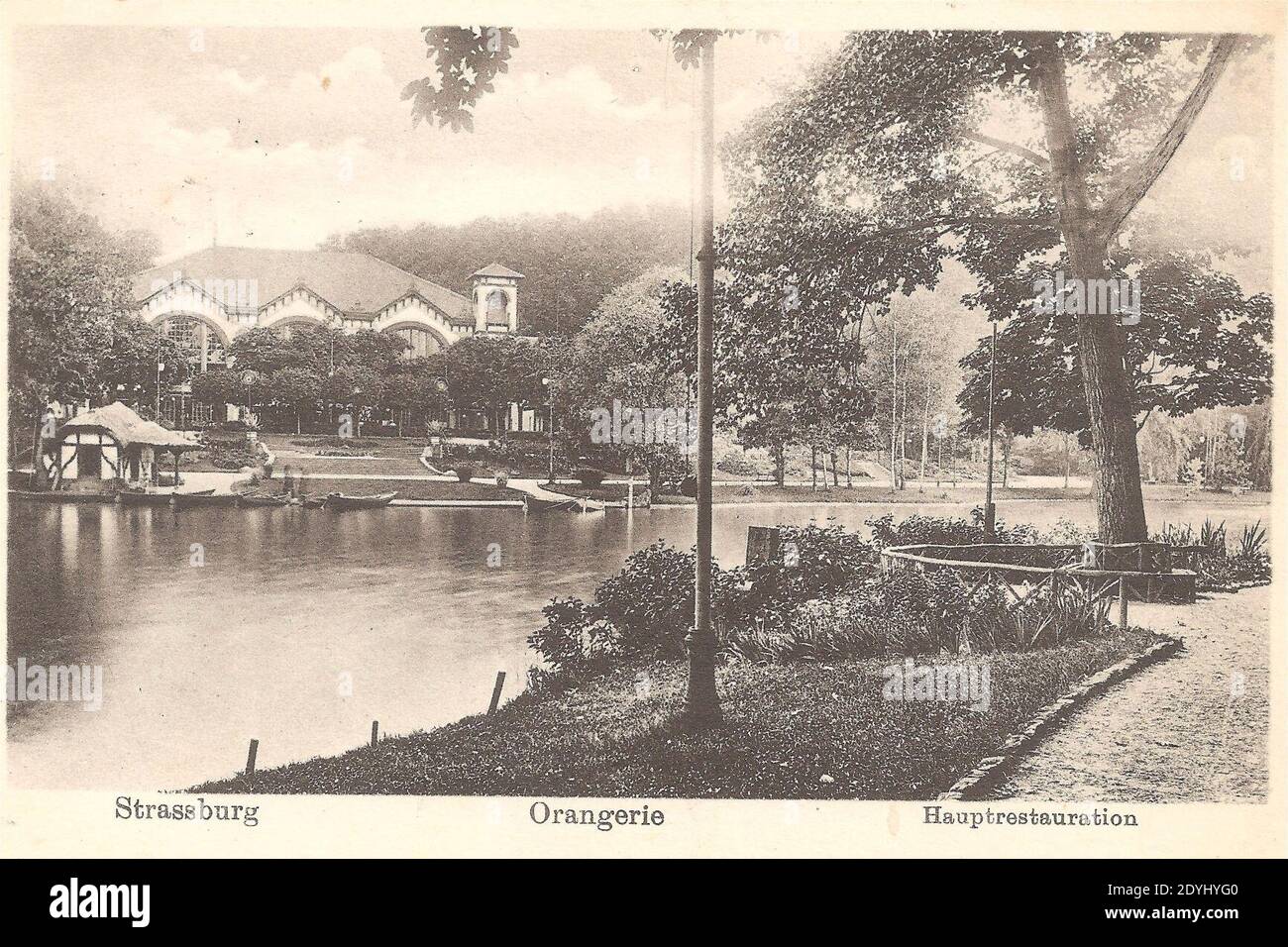 Lac du Parc de l'Orangerie à Strasbourg avec l'ancien Grand Restaurant, construit en 1895 et démoli en 1961 (carte postale). Foto Stock