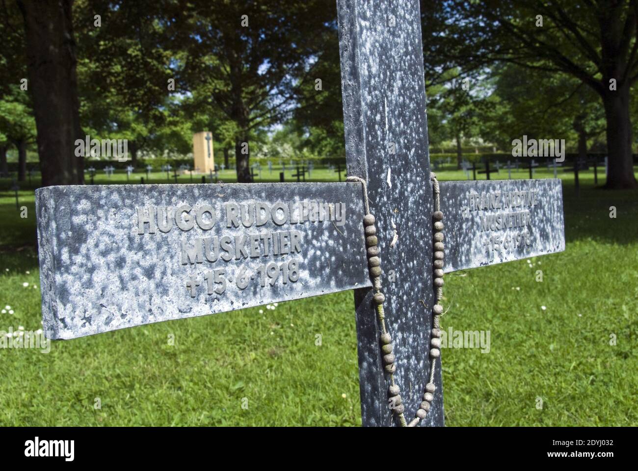 Tombe dei soldati tedeschi della prima guerra mondiale segnate da croci di ferro a Bray sur Somme Deutscher Soldatenfriedhof (cimitero tedesco dei soldati) Bray sur Somme, Francia. Foto Stock