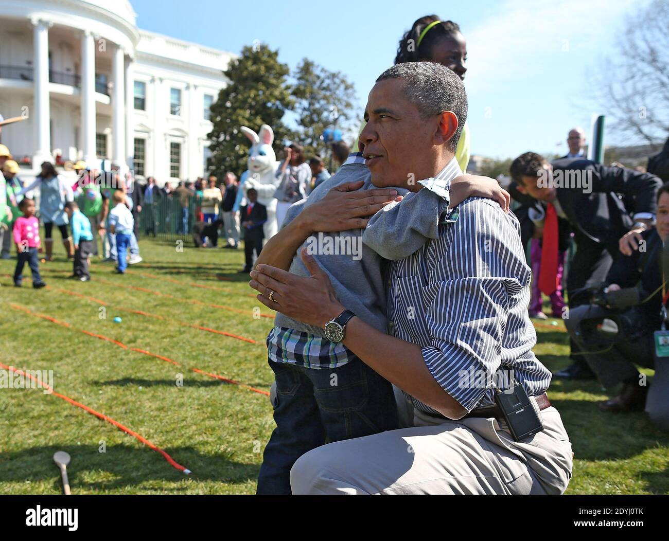 Il presidente degli Stati Uniti Barack Obama conforta il 5-year-old Donaivan Frazier durante l'annuale Easter Egg Roll a Washington, DC, USA il 1 aprile 2013. Migliaia di persone sono attesi per partecipare alla tradizione di 134 anni di uova colorate rotolanti lungo il prato della Casa Bianca, che è stato avviato dal presidente Rutherford B. Hayes nel 1878. Foto di Mark Wilson/Pool/ABACAPRESS.COM Foto Stock