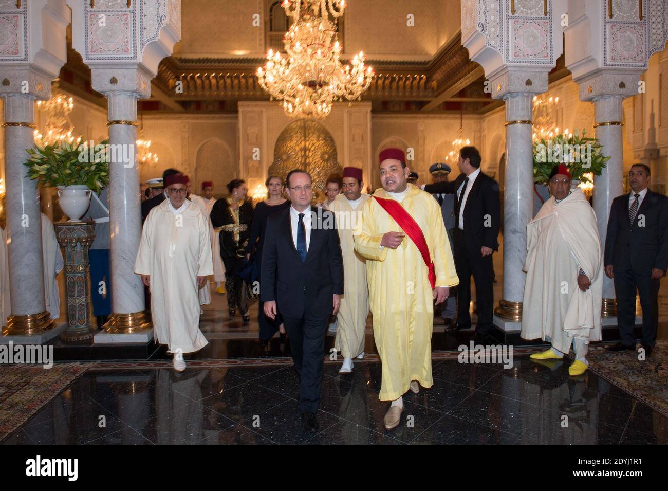 Sua Maestà il Re Mohammed VI del Marocco, la Principessa Lalla Salma, il Francese Francois Hollande, Valerie Trierweiler, e i membri della famiglia reale arrivano alla cena ufficiale al Palazzo reale a Casablanca, Marocco, il 3 aprile 2013. Come parte di una visita ufficiale di due giorni al Regno di Morro. Foto di Christophe Guibbaud/ABACAPRESS.COM Foto Stock