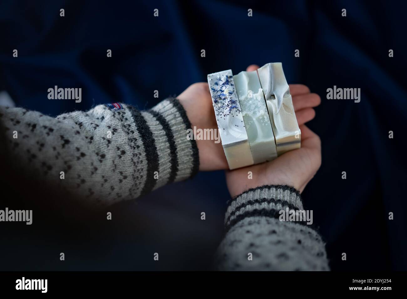 Le sbarre fresche di sapone fatto a mano giacciono sul buio panno Foto Stock