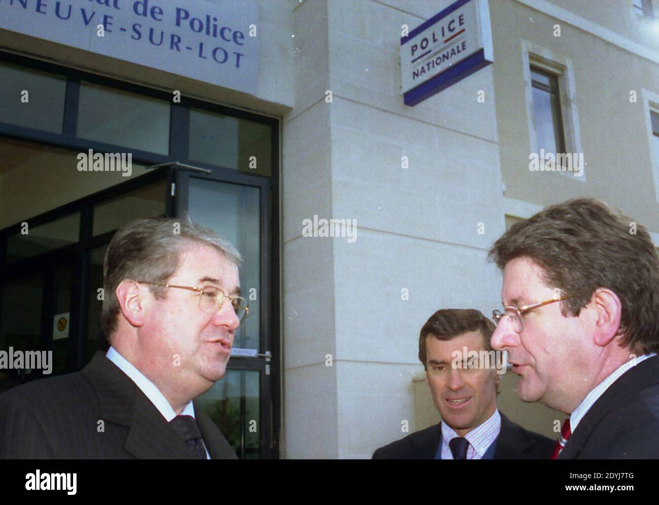 File picture di Daniel Vaillant, Jerome Cahuzac e Michel Gonelle inaugurano la nuova stazione di polizia a Villeneuve sur Lot, Francia, il 2001 gennaio. Foto di Bernard-Salinier/ABACAPRESS.COM Foto Stock
