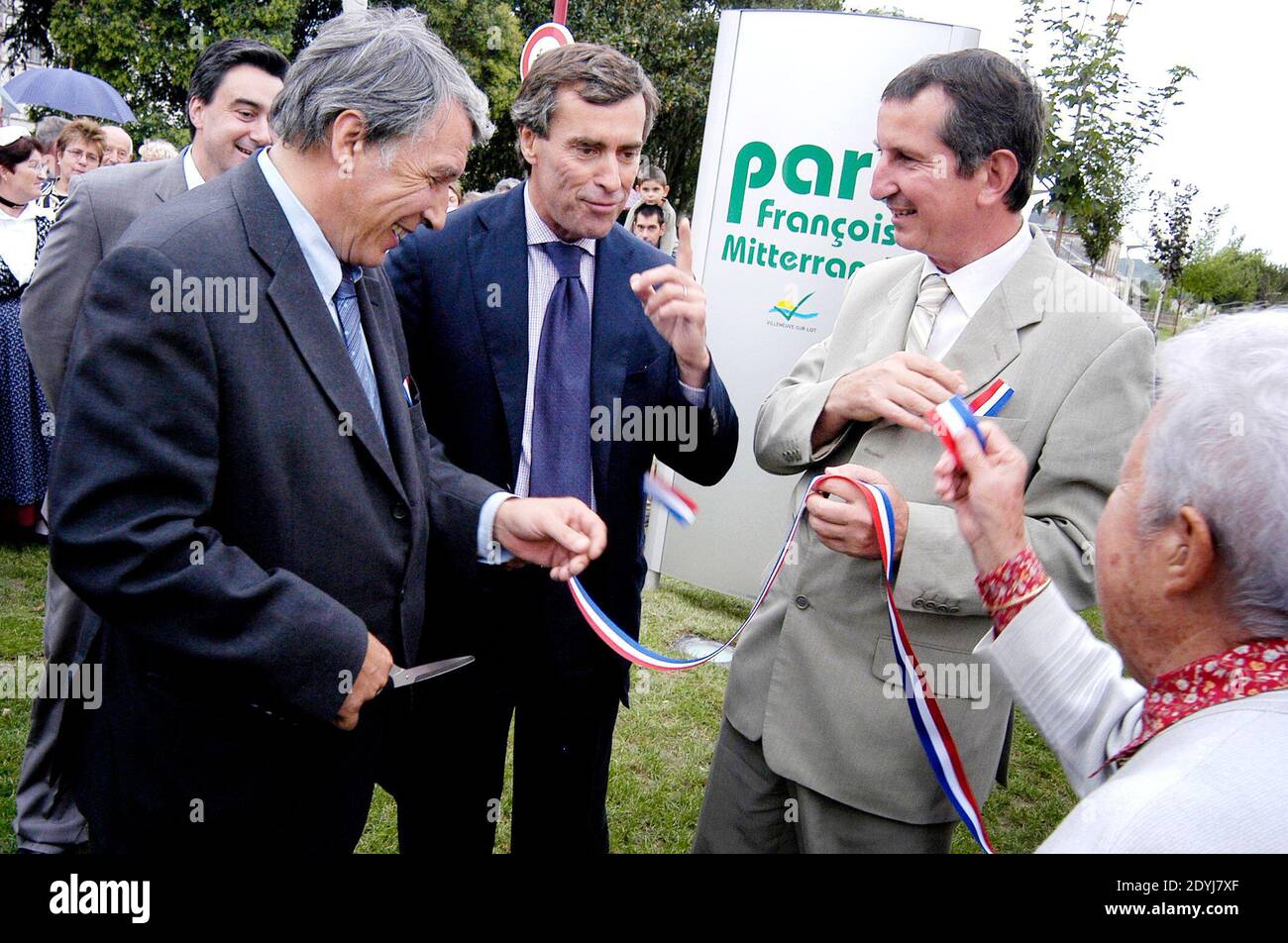 Immagine di Jerome Cahuzac con Gilbert Mitterrand inaugura 'le Parc François Mitterrand' a Villeneuve sur Lot, Francia il 2006 ottobre. Foto di Bernard-Salinier/ABACAPRESS.COM Foto Stock