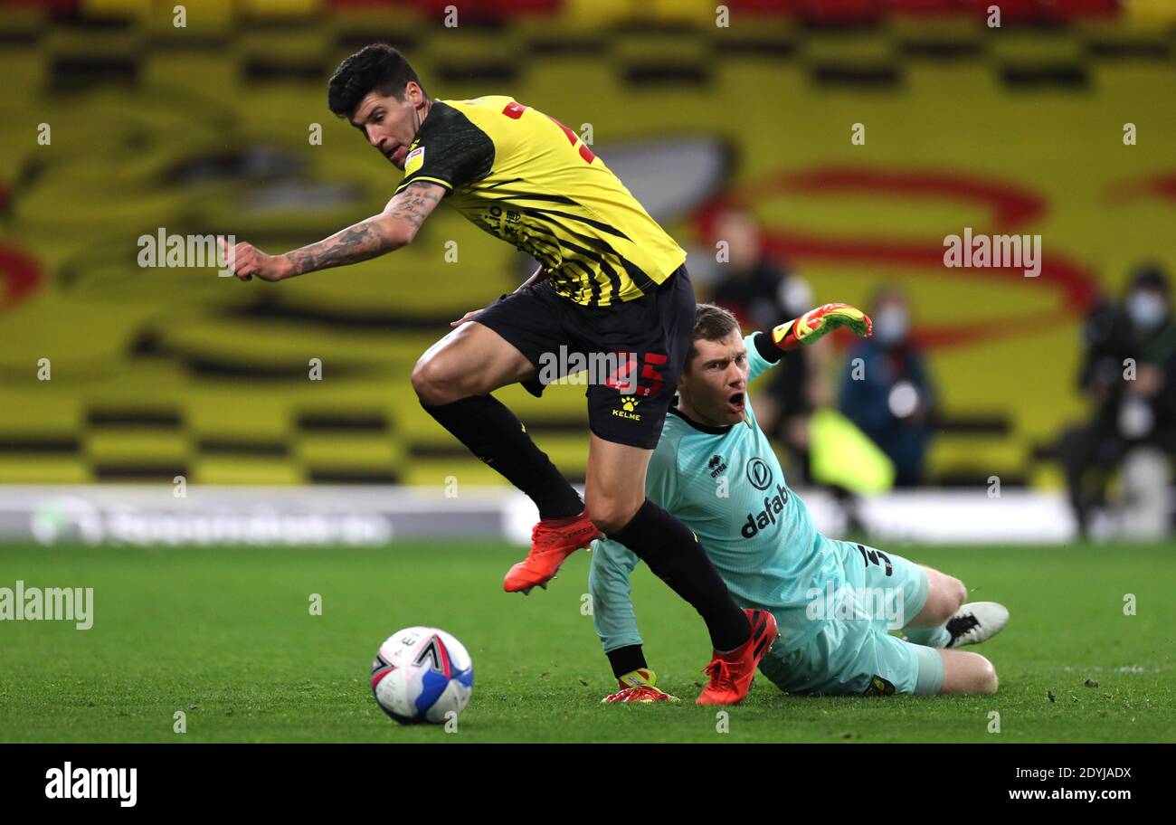 La Stipe Perica di Watford (a sinistra) e il portiere di Norwich City Michael McGovern combattono per la palla durante la partita del campionato Sky Bet a Vicarage Road, Londra. Foto Stock