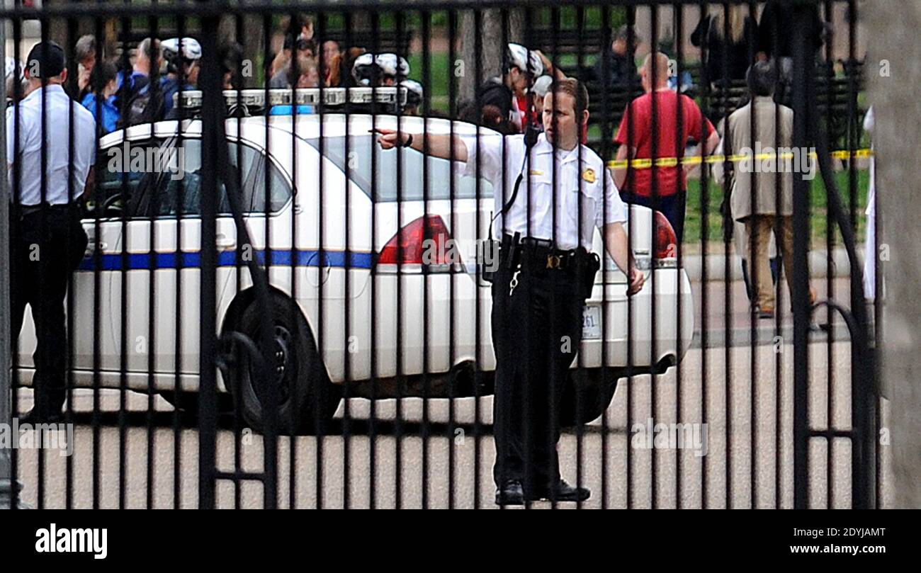 Vista dall'interno della Casa Bianca dopo che il servizio segreto ha chiuso il viale della Peninsilvania a seguito delle esplosioni vicino alla linea finale della Maratona di Boston a Washington, DC, USA, 15 aprile 2013. Foto di Olivier Douliery/ABACAPRESS.COM Foto Stock