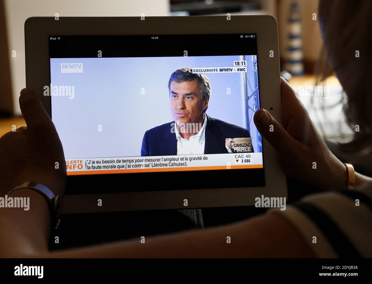 I francesi guardano l'intervista dell'ex ministre Jerome Cahuzac sulla TV Channel BFM, a Bordeaux, Francia, il aprile 16, 2013. Foto di Patrick Bernard/ABACAPRESS.COM Foto Stock