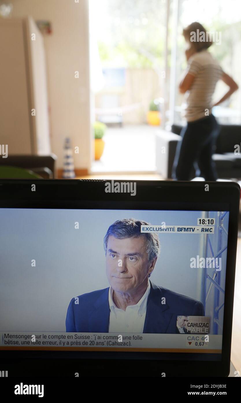 I francesi guardano l'intervista dell'ex ministre Jerome Cahuzac sulla TV Channel BFM, a Bordeaux, Francia, il aprile 16, 2013. Foto di Patrick Bernard/ABACAPRESS.COM Foto Stock