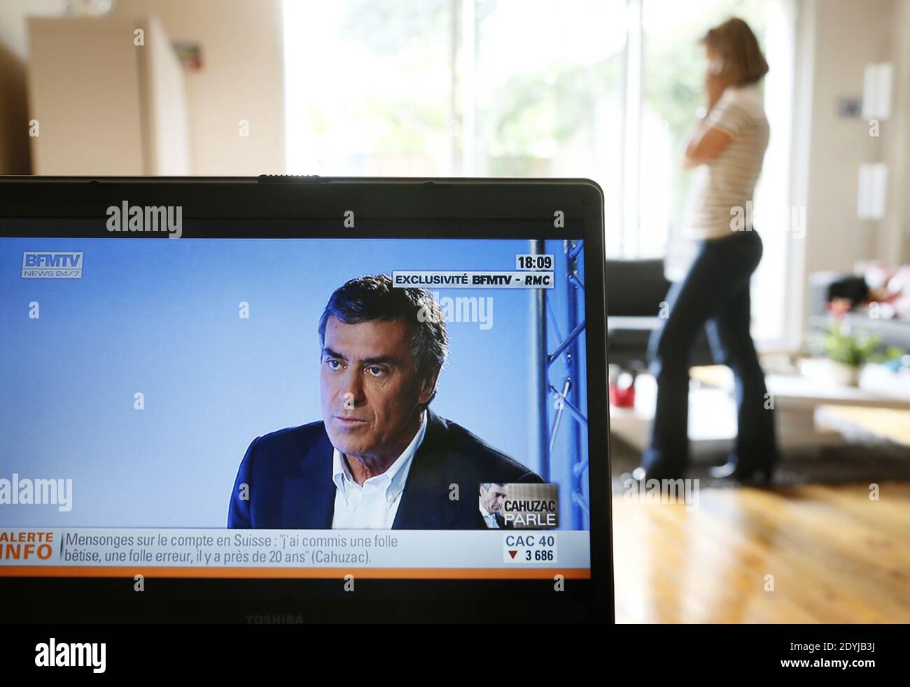 I francesi guardano l'intervista dell'ex ministre Jerome Cahuzac sulla TV Channel BFM, a Bordeaux, Francia, il aprile 16, 2013. Foto di Patrick Bernard/ABACAPRESS.COM Foto Stock