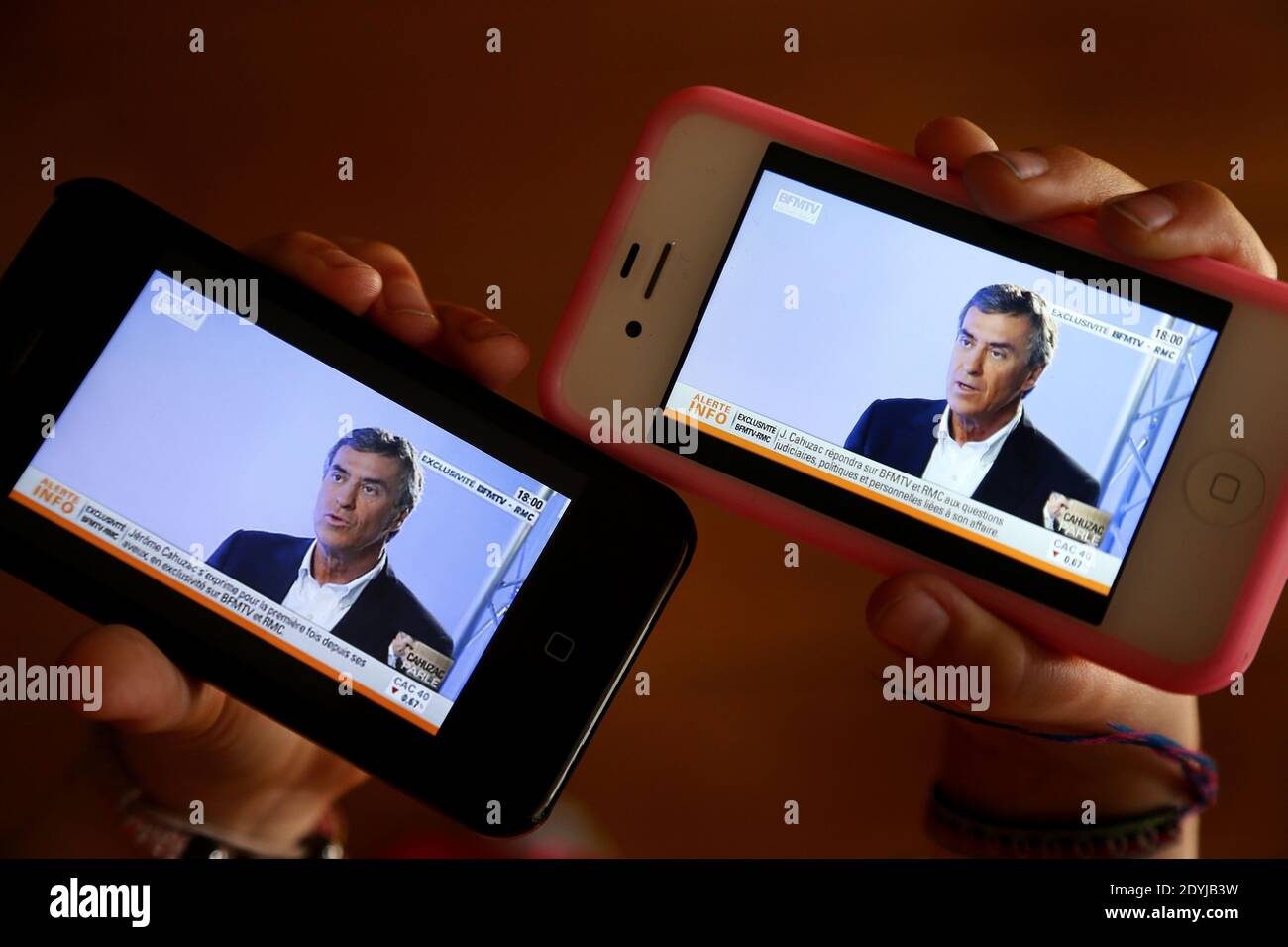 I francesi guardano l'intervista dell'ex ministre Jerome Cahuzac sulla TV Channel BFM, a Bordeaux, Francia, il aprile 16, 2013. Foto di Patrick Bernard/ABACAPRESS.COM Foto Stock