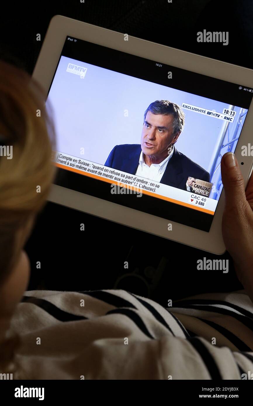 I francesi guardano l'intervista dell'ex ministre Jerome Cahuzac sulla TV Channel BFM, a Bordeaux, Francia, il aprile 16, 2013. Foto di Patrick Bernard/ABACAPRESS.COM Foto Stock