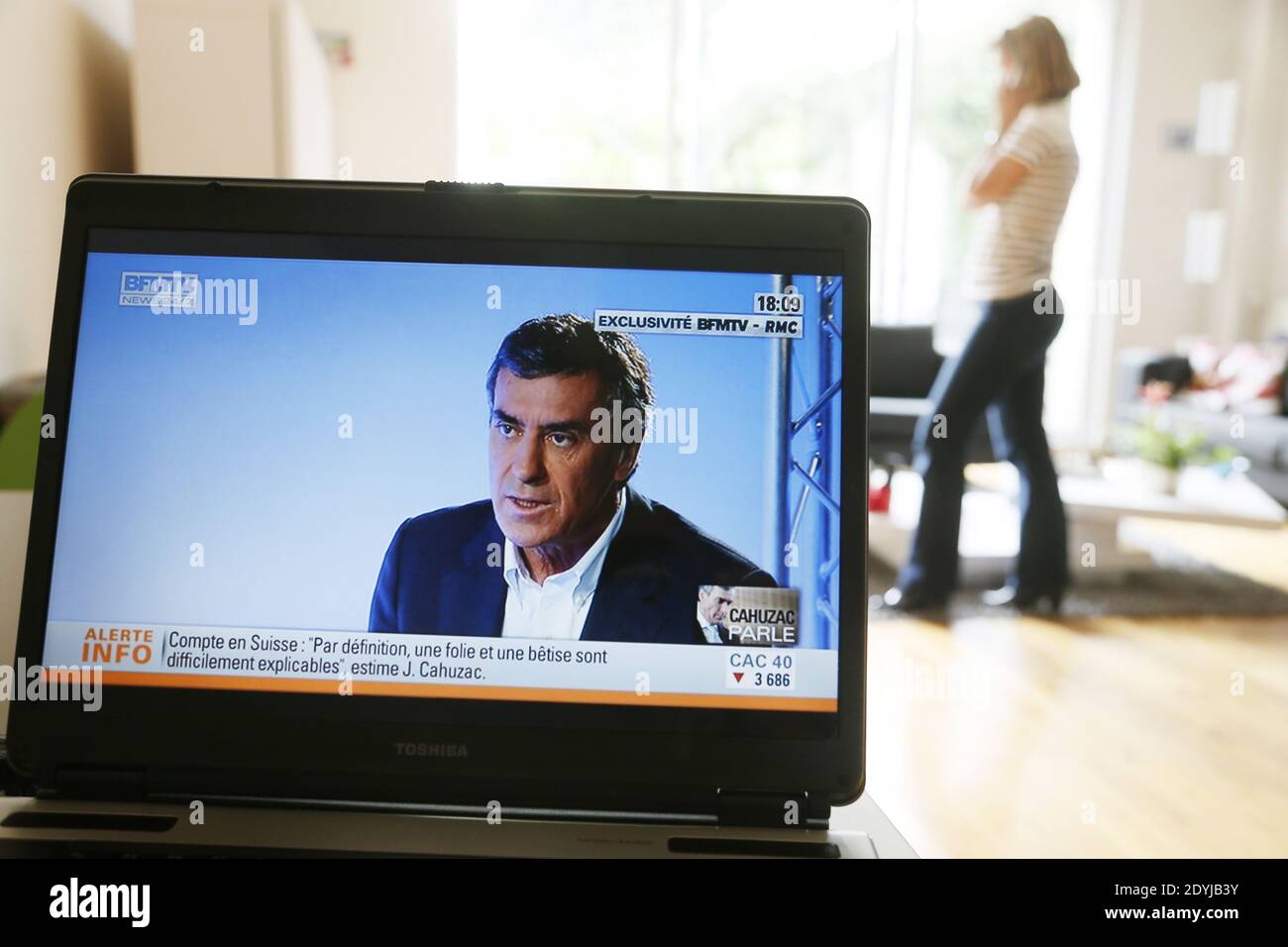 I francesi guardano l'intervista dell'ex ministre Jerome Cahuzac sulla TV Channel BFM, a Bordeaux, Francia, il aprile 16, 2013. Foto di Patrick Bernard/ABACAPRESS.COM Foto Stock