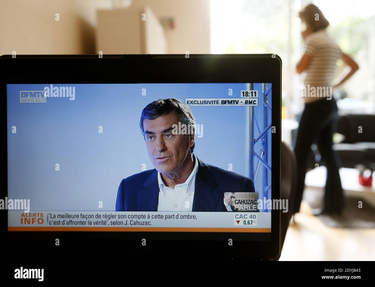 I francesi guardano l'intervista dell'ex ministre Jerome Cahuzac sulla TV Channel BFM, a Bordeaux, Francia, il aprile 16, 2013. Foto di Patrick Bernard/ABACAPRESS.COM Foto Stock