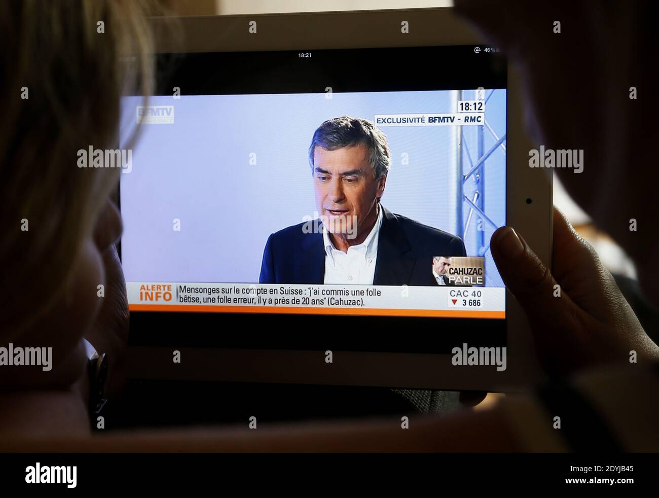 I francesi guardano l'intervista dell'ex ministre Jerome Cahuzac sulla TV Channel BFM, a Bordeaux, Francia, il aprile 16, 2013. Foto di Patrick Bernard/ABACAPRESS.COM Foto Stock
