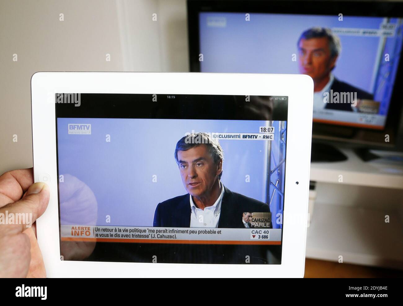 I francesi guardano l'intervista dell'ex ministre Jerome Cahuzac sulla TV Channel BFM, a Bordeaux, Francia, il aprile 16, 2013. Foto di Patrick Bernard/ABACAPRESS.COM Foto Stock