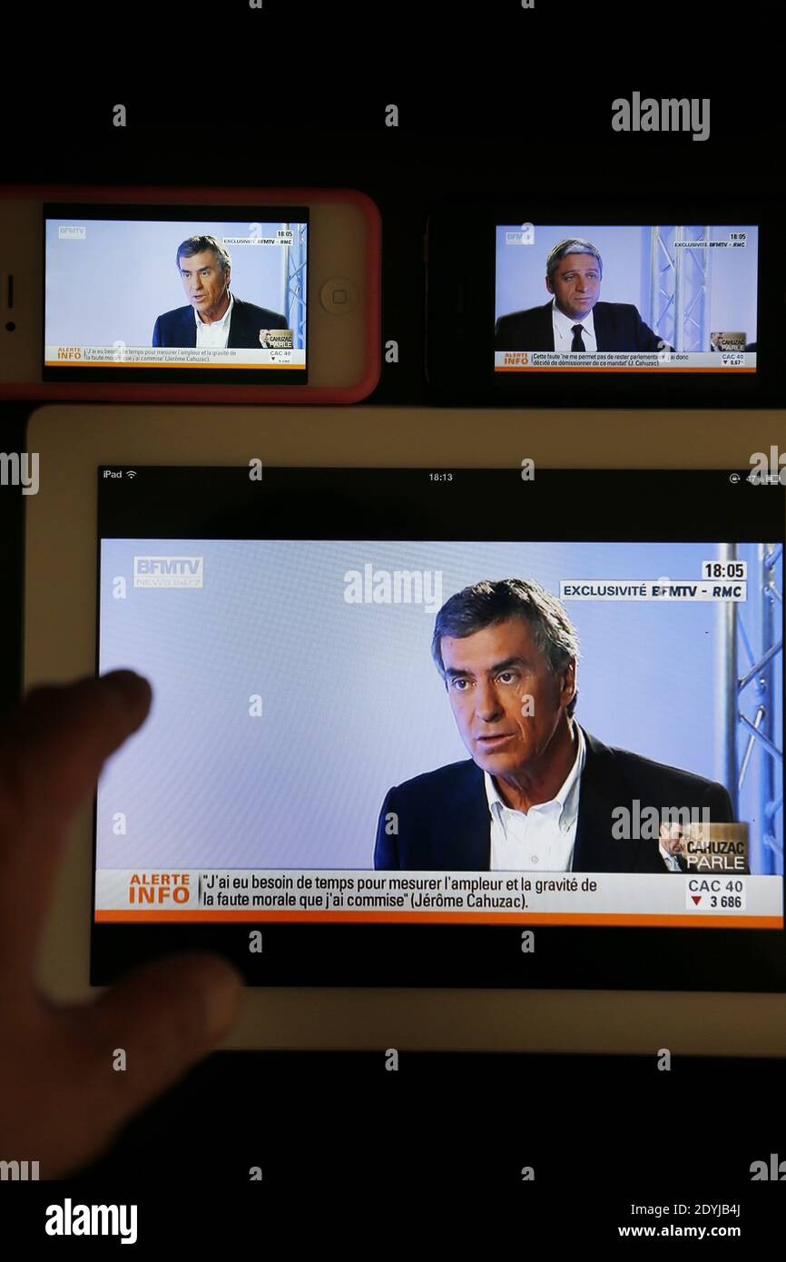 I francesi guardano l'intervista dell'ex ministre Jerome Cahuzac sulla TV Channel BFM, a Bordeaux, Francia, il aprile 16, 2013. Foto di Patrick Bernard/ABACAPRESS.COM Foto Stock