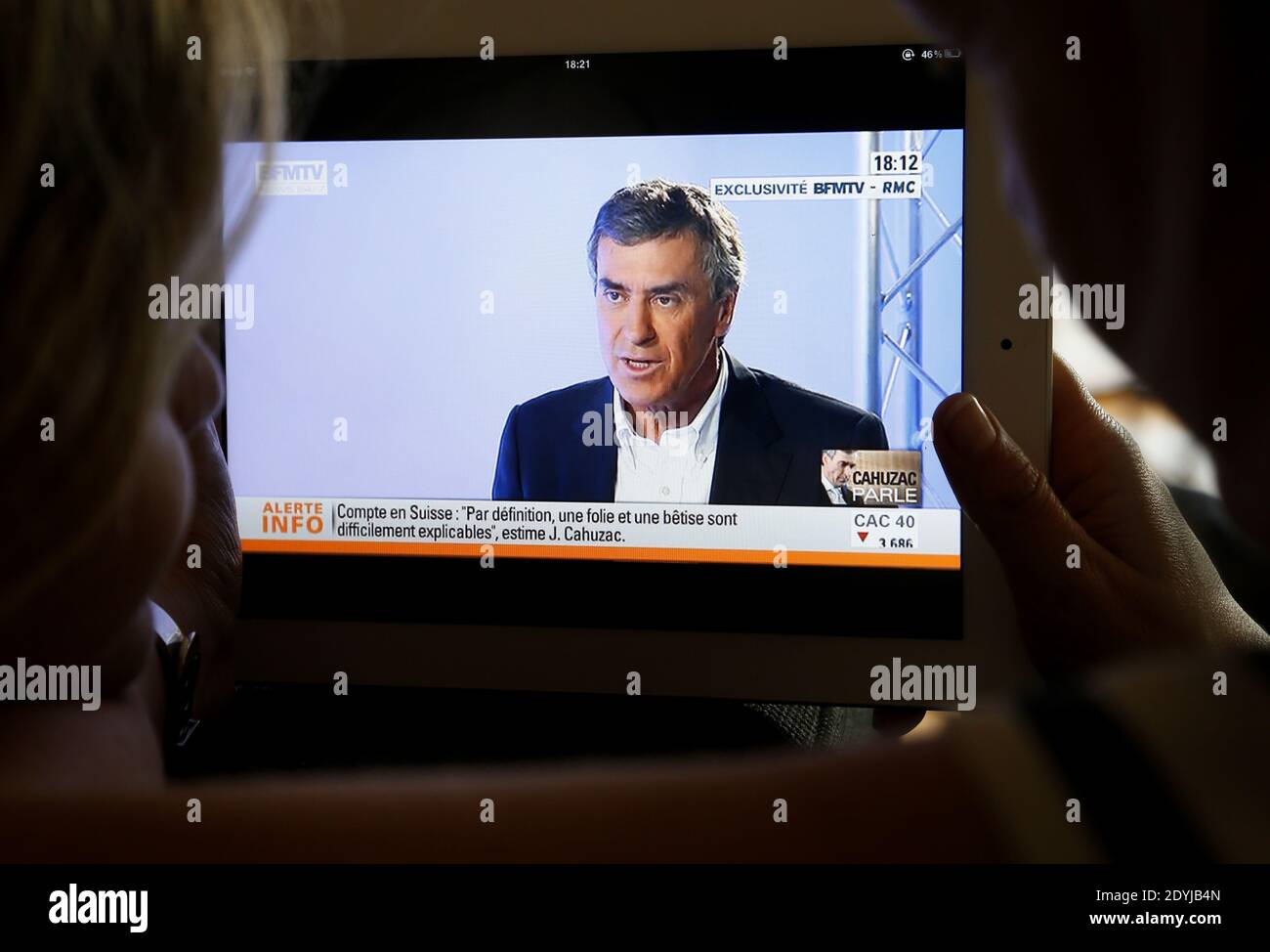 I francesi guardano l'intervista dell'ex ministre Jerome Cahuzac sulla TV Channel BFM, a Bordeaux, Francia, il aprile 16, 2013. Foto di Patrick Bernard/ABACAPRESS.COM Foto Stock