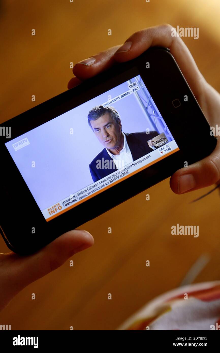 I francesi guardano l'intervista dell'ex ministre Jerome Cahuzac sulla TV Channel BFM, a Bordeaux, Francia, il aprile 16, 2013. Foto di Patrick Bernard/ABACAPRESS.COM Foto Stock