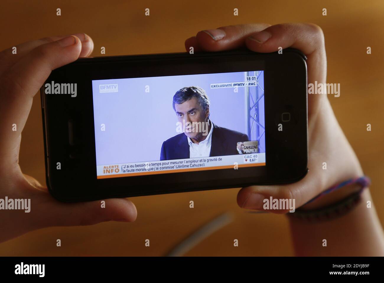 I francesi guardano l'intervista dell'ex ministre Jerome Cahuzac sulla TV Channel BFM, a Bordeaux, Francia, il aprile 16, 2013. Foto di Patrick Bernard/ABACAPRESS.COM Foto Stock