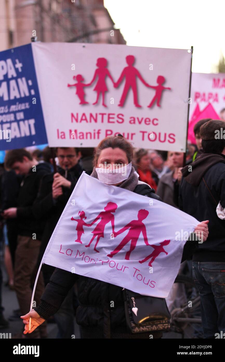 Sostenitori del movimento di matrimonio anti-gay 'la Manif pour Tous' (dimostrazione per tutti!) Bandiere d'onda durante una manifestazione il 18 aprile 2013 a Nantes, Francia occidentale. Foto di Laetitia Notarianni/ABACAPRESS.COM Foto Stock