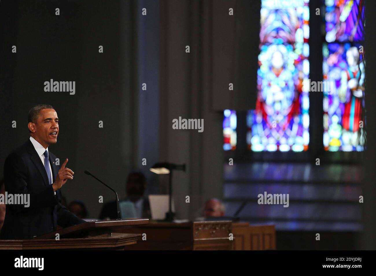 Il presidente Barack Obama parla ad un servizio di preghiera interconfessionale per le vittime dell'attacco della maratona di Boston intitolato 'Healing Our City', presso la Cattedrale della Santa Croce a Boston, Massachusetts, USA il 18 aprile 2013. Le autorità che indagano sull'attacco alla Maratona di Boston hanno spostato il loro fuoco a localizzare la persona che ha messo una borsa nera giù e ha camminato via poco prima che le bombe andassero fuori. I bombardamenti gemellati durante la corsa di Boston di 116 anni, avvenuta vicino al traguardo della maratona, hanno provocato la morte di tre persone e più di 170 feriti. Foto di Spencer Platt/ABACAPRE Foto Stock