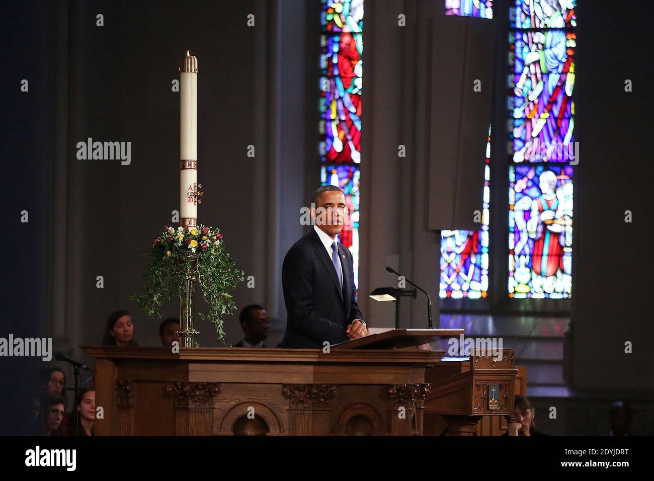 Il presidente Barack Obama parla ad un servizio di preghiera interconfessionale per le vittime dell'attacco della maratona di Boston intitolato 'Healing Our City', presso la Cattedrale della Santa Croce a Boston, Massachusetts, USA il 18 aprile 2013. Le autorità che indagano sull'attacco alla Maratona di Boston hanno spostato il loro fuoco a localizzare la persona che ha messo una borsa nera giù e ha camminato via poco prima che le bombe andassero fuori. I bombardamenti gemellati durante la corsa di Boston di 116 anni, avvenuta vicino al traguardo della maratona, hanno provocato la morte di tre persone e più di 170 feriti. Foto di Spencer Platt/ABACAPRE Foto Stock