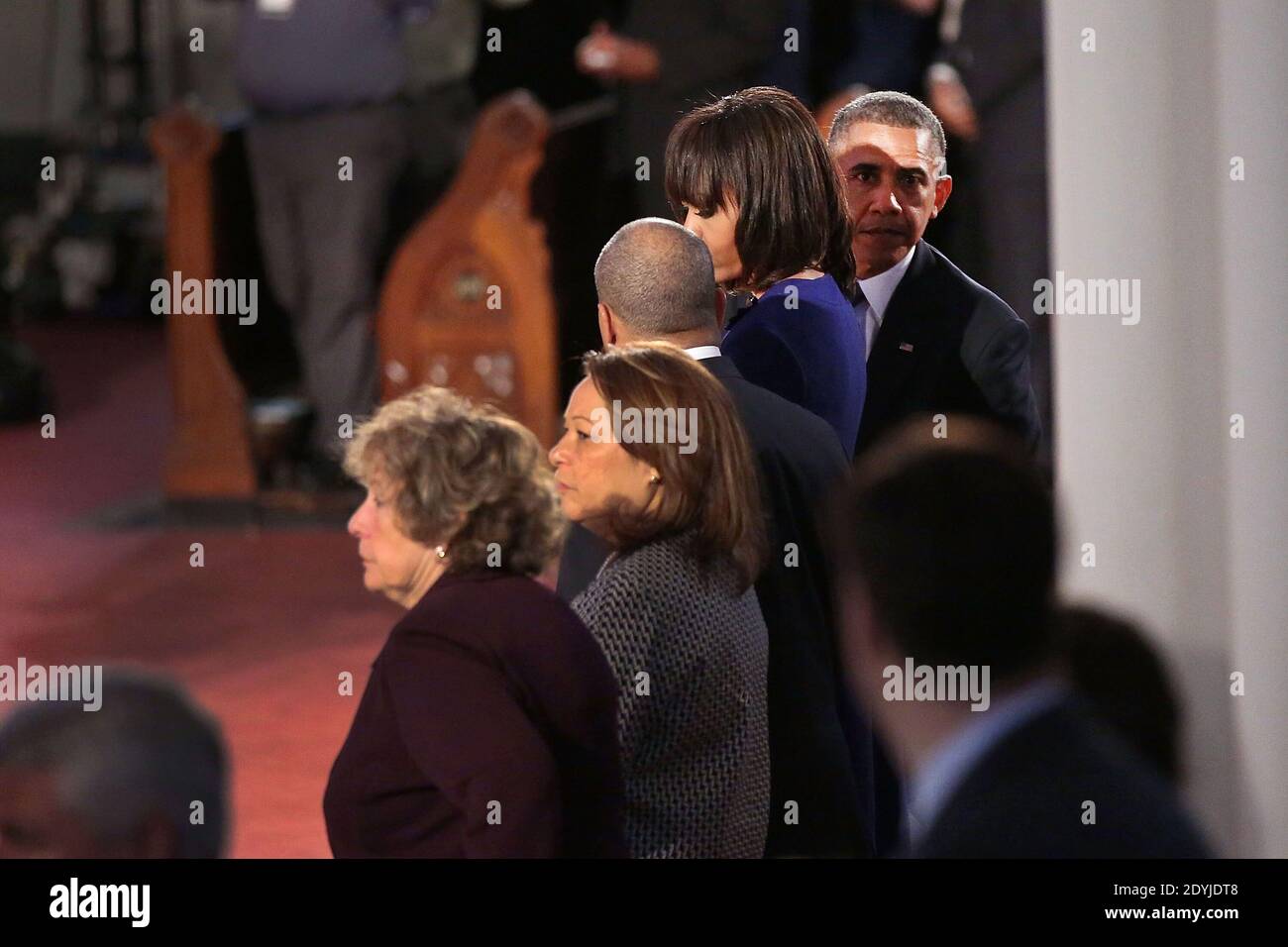 Il presidente Barack Obama (R) e la prima signora Michelle Obama (2L) entrano in un servizio di preghiera interconfessionale per le vittime dell'attacco della maratona di Boston intitolato 'Healing Our City', presso la Cattedrale della Santa Croce a Boston, Massachusetts, USA il 18 aprile 2013. Le autorità che indagano sull'attacco alla Maratona di Boston hanno spostato il loro fuoco a localizzare la persona che ha messo una borsa nera giù e ha camminato via poco prima che le bombe andassero fuori. I bombardamenti gemellati alla corsa di Boston di 116 anni, che si sono verificati vicino al traguardo della maratona, hanno provocato la morte di tre persone e più di 170 altre infortunio Foto Stock