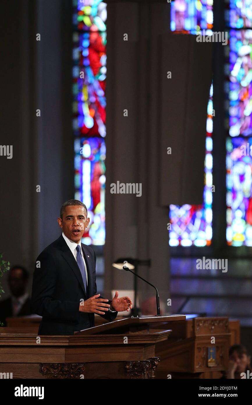 Il presidente Barack Obama parla ad un servizio di preghiera interconfessionale per le vittime dell'attacco della maratona di Boston intitolato 'Healing Our City', presso la Cattedrale della Santa Croce a Boston, Massachusetts, USA il 18 aprile 2013. Le autorità che indagano sull'attacco alla Maratona di Boston hanno spostato il loro fuoco a localizzare la persona che ha messo una borsa nera giù e ha camminato via poco prima che le bombe andassero fuori. I bombardamenti gemellati durante la corsa di Boston di 116 anni, avvenuta vicino al traguardo della maratona, hanno provocato la morte di tre persone e più di 170 feriti. Foto di Spencer Platt/ABACAPRE Foto Stock