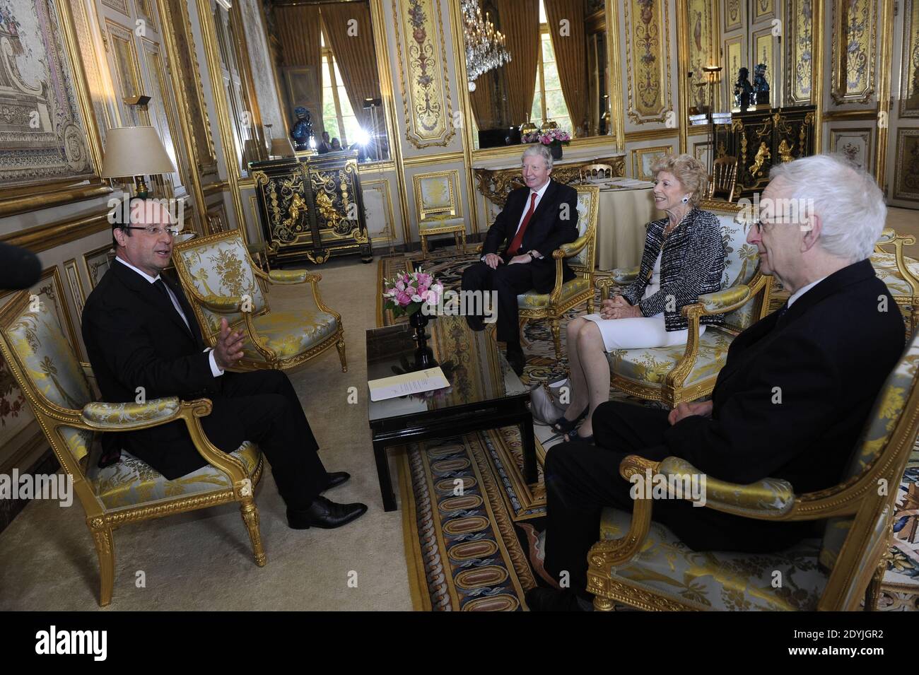 Il presidente francese Francois Hollande (L) riceve il segretario permanente dell'Academie Française, Helene Carrere d'Encausse (2° R), neoeletto membro dell'Academie Francaise, poeta e accademico britannico Michael Edwards (R) e presidente dell'Accademia francese delle scienze, biologo francese lussemburghese Jules Hoffmann (3° R), Al Palazzo Elysee di Parigi, Francia, il 22 aprile 2013. Foto di Mousse/ABACAPRESS.COM Foto Stock