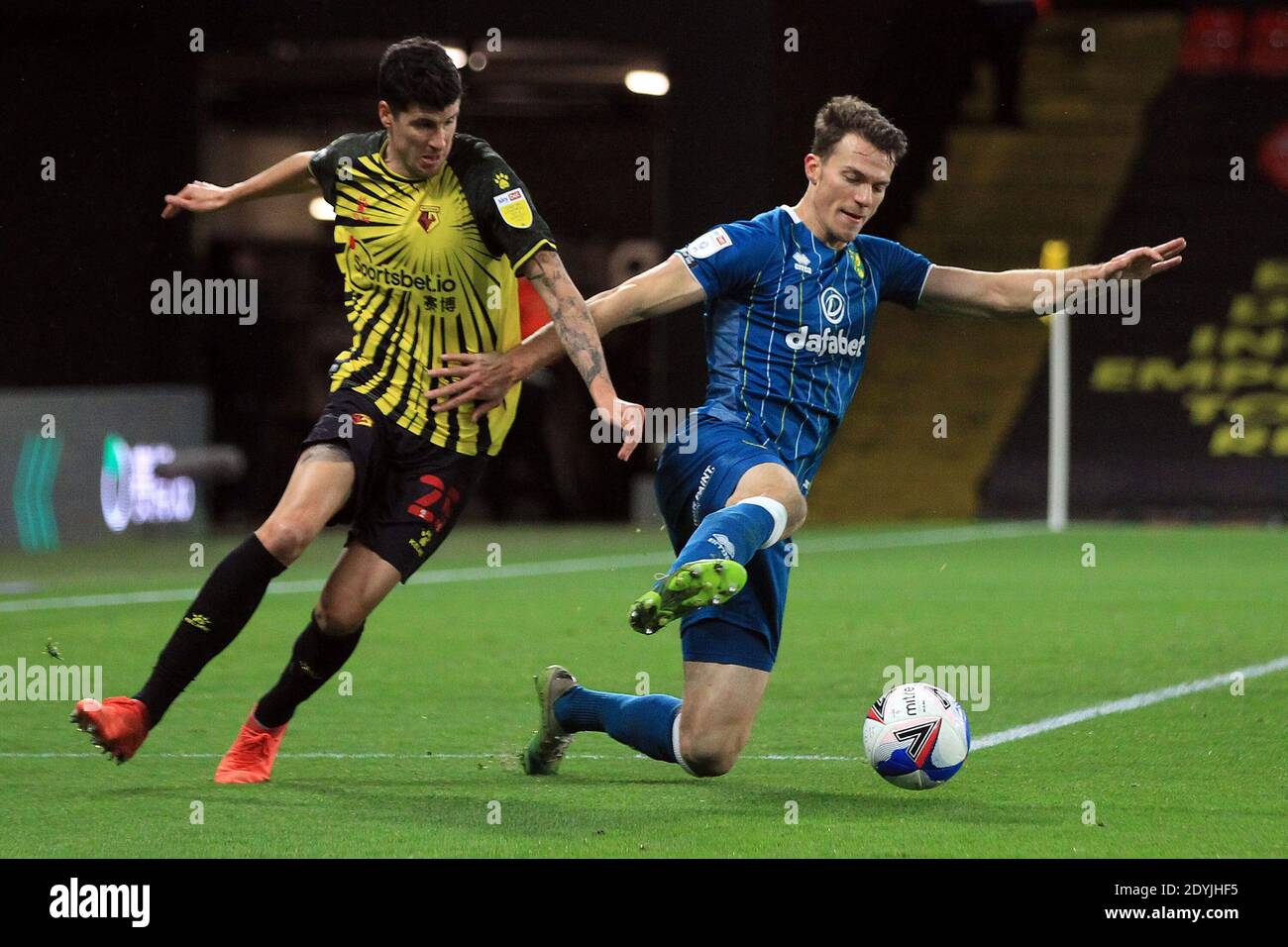 Watford, Regno Unito. 26 Dicembre 2020. Christoph Zimmermann di Norwich City (R) in azione con Stipe Perica di Watford (L). EFL Skybet Championship, Watford contro Norwich City al Vicarage Road Stadium di Watford il giorno di Santo Stefano, sabato 26 dicembre 2020. Questa immagine può essere utilizzata solo per scopi editoriali. Solo per uso editoriale, è richiesta una licenza per uso commerciale. Nessun utilizzo nelle scommesse, nei giochi o nelle pubblicazioni di un singolo club/campionato/giocatore. pic by Steffan Bowen/Andrew Orchard sports photography/Alamy Live news Credit: Andrew Orchard sports photography/Alamy Live News Foto Stock