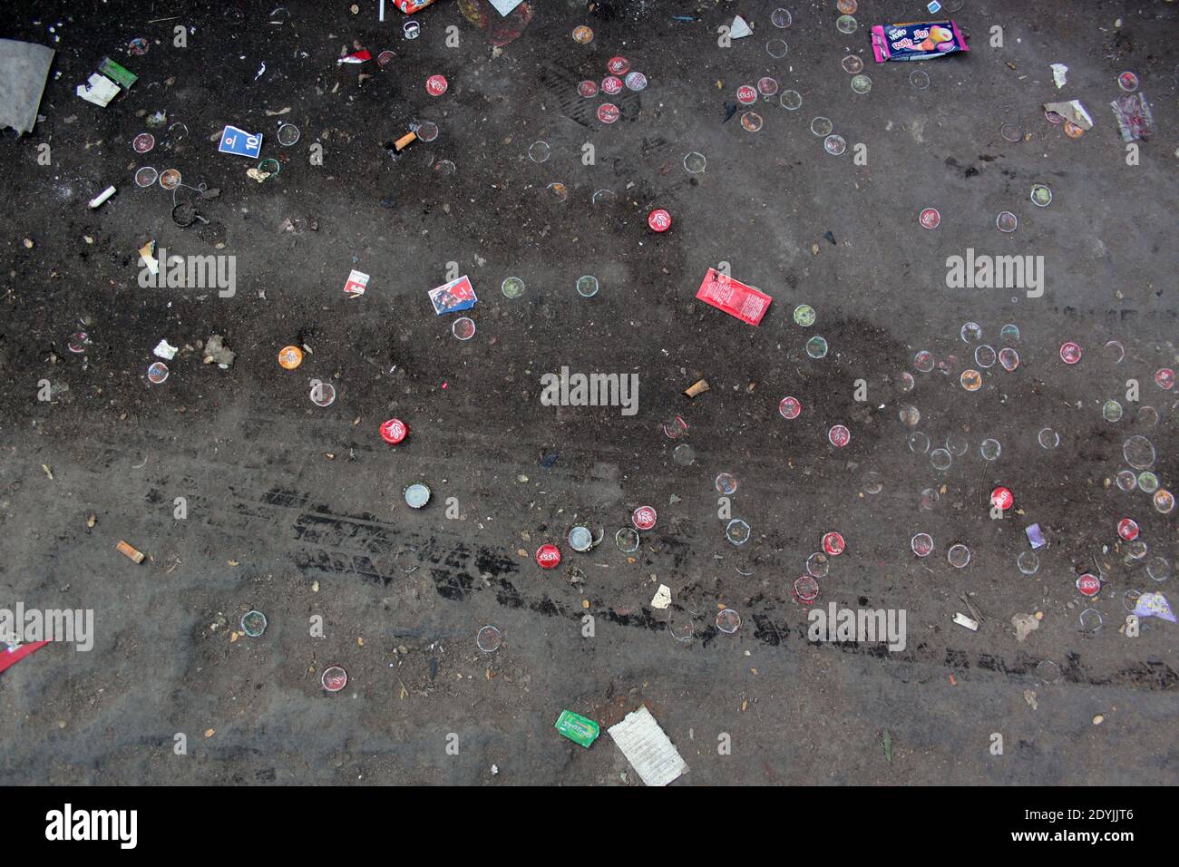 Des capsules et emballages jonchent le sol d'une rue du centre ville du Caire Foto Stock