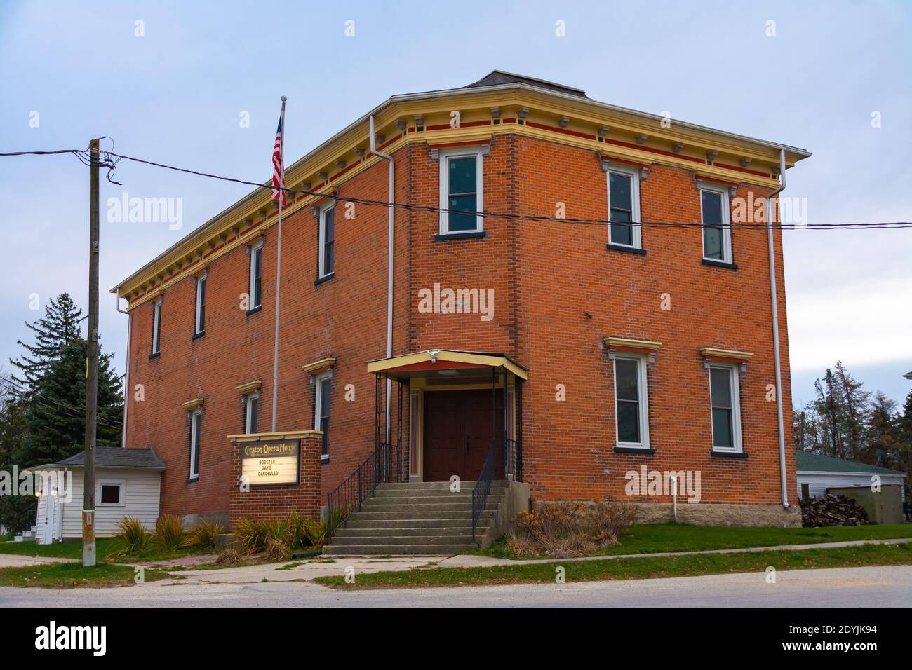 Creston, Illinois / Stati Uniti - 23 novembre 2020: La Creston Opera House come il sole tramonta in una bella serata d'autunno. Foto Stock